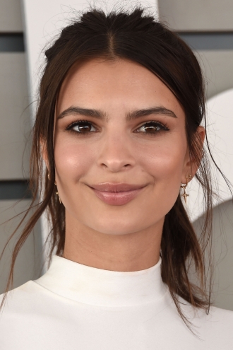 Famosas con cejas grandes: Emily Ratajkowski