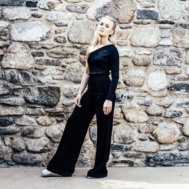 Zara Larsson, total black