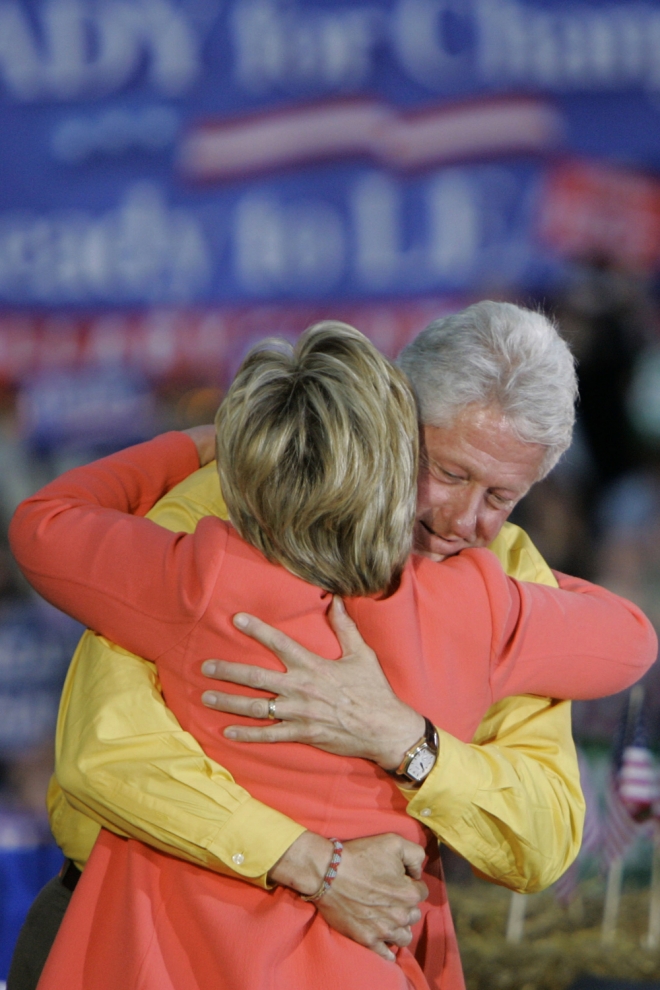 El colorido abrazo de Bill y Hillary Clinton