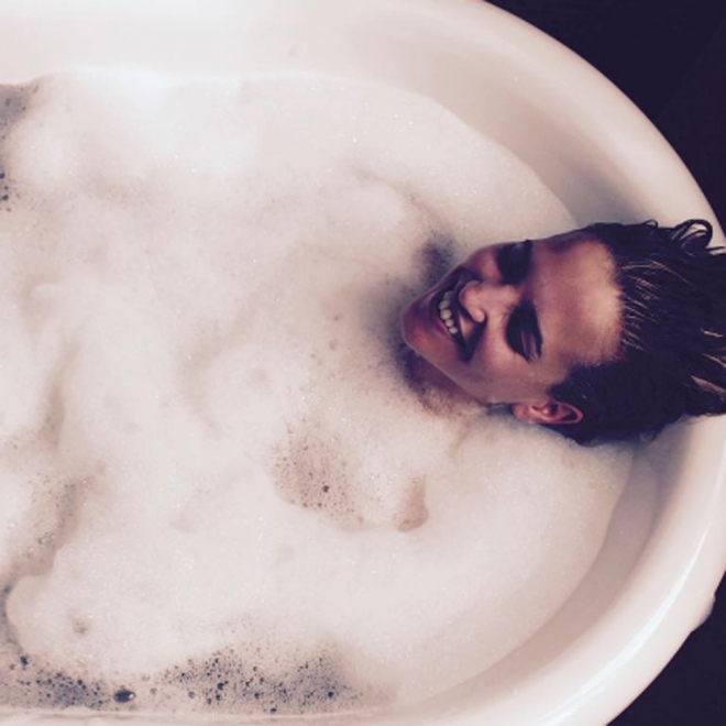 Fotos de famosos en la bañera: Ana Fernández, un relajante baño