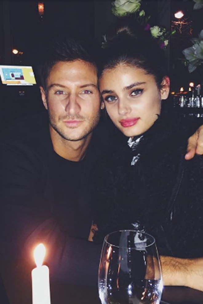 El guapo novio de Taylor Hill, modelo de Victoria's Secret