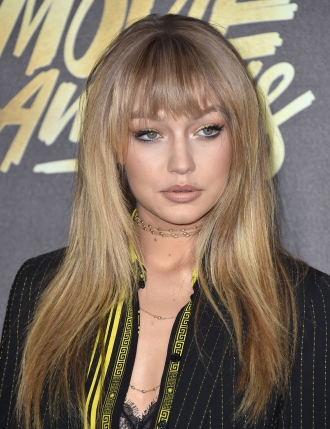 Flequillo desfilado para rostros redondos