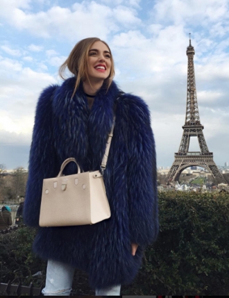 Chiara Ferragni con un gran abrigo