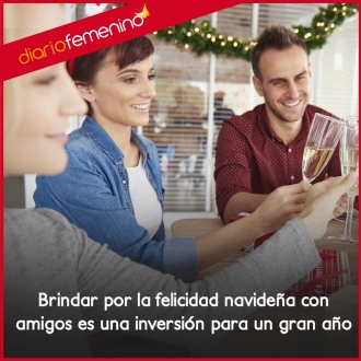 Brinda por una feliz Navidad en la amistad y en el amor