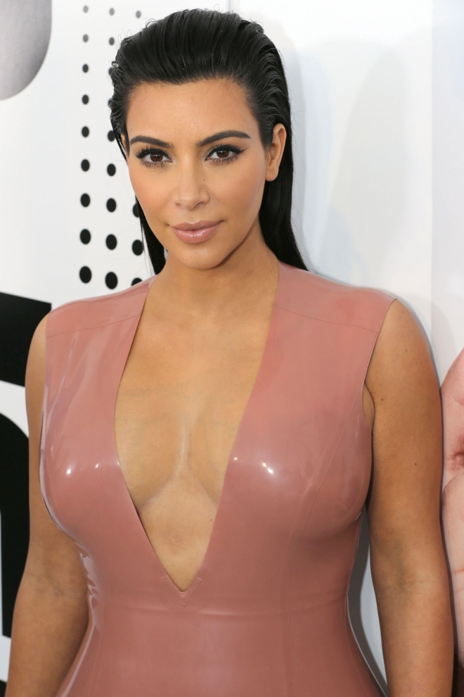 Peinados efecto mojado Kim Kardashian