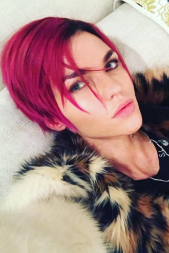 Ruby Rose, muy guapa con el pelo rosa