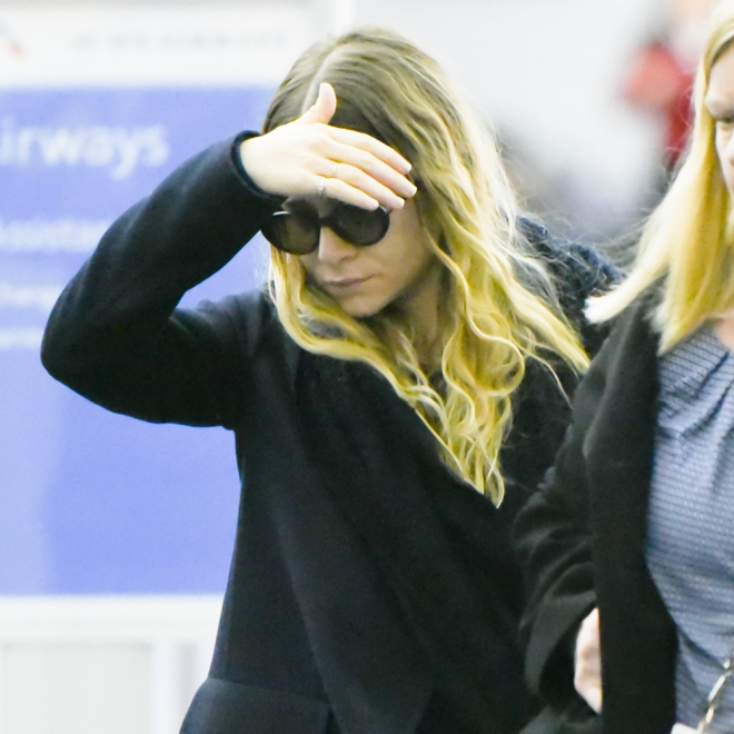 Mary Kate Olsen, escondiéndose con la mano de los paparazzi