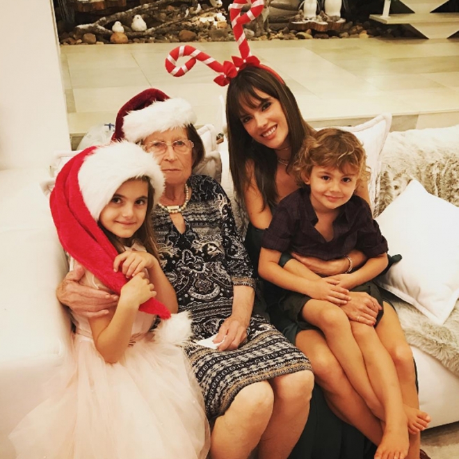 Alessandra Ambrosio celebra Navidad con sus hijos