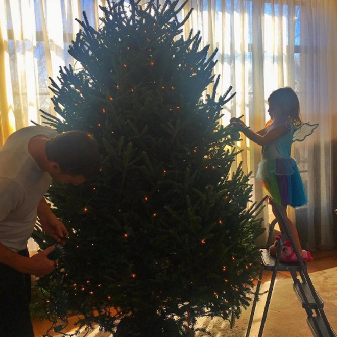 La familia de Gisele Bündchen poniendo el árbol de Navidad