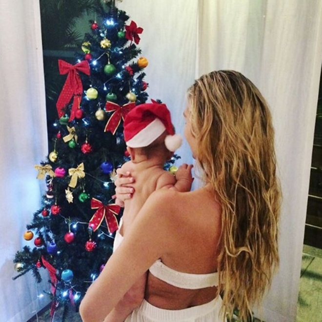 Candice Swanepoel con su bebé en Navidad