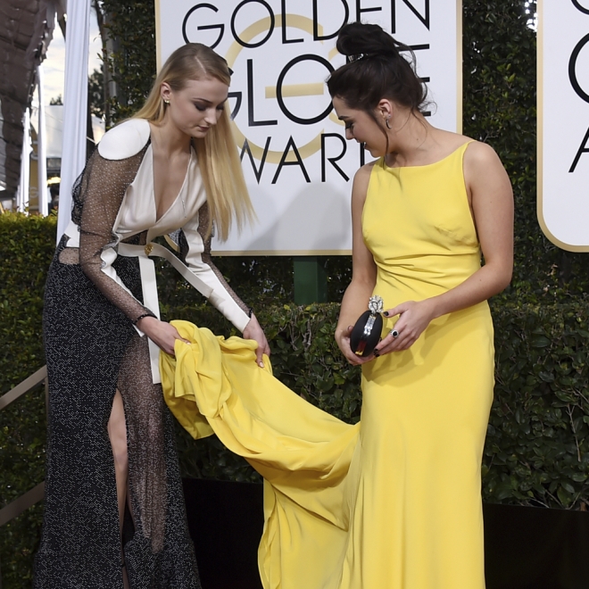 Globos de Oro 2017: Sophie Turner, siempre pendiente de Maisie Williams