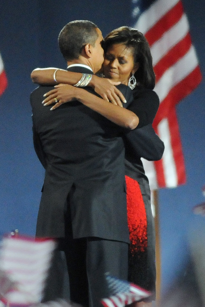 Un maravilloso abrazo de Michelle Obama y su marido
