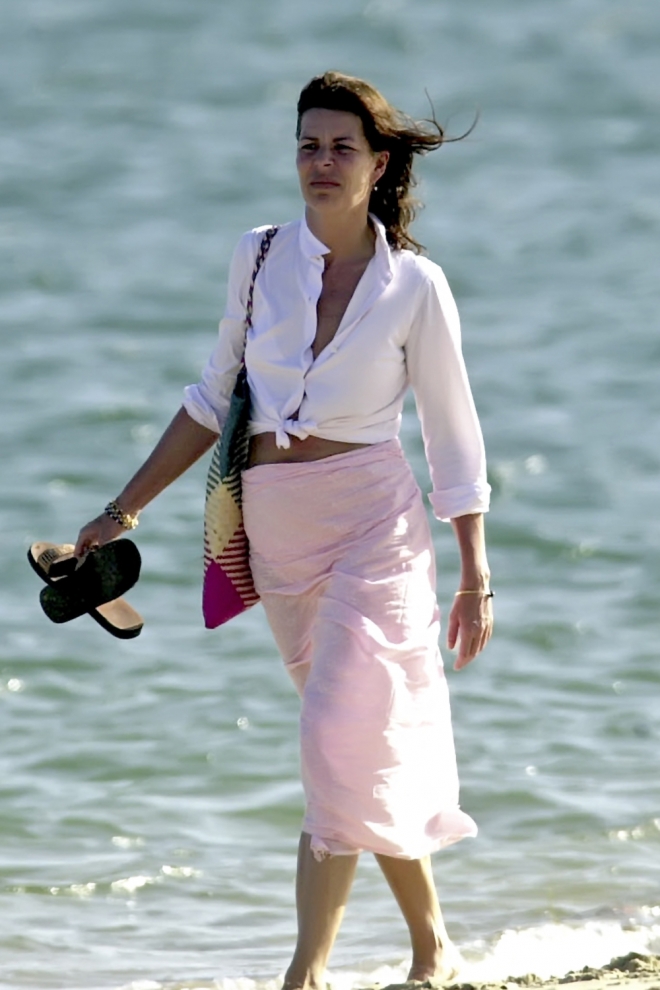Carolina de Mónaco paseando por la playa muy divina