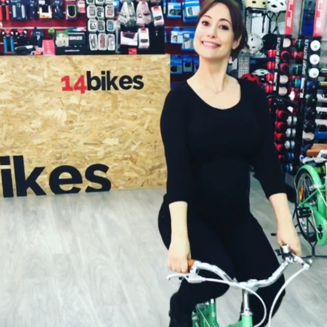 Natalia Verbeke, divertida y embarazada sobre una bicicleta