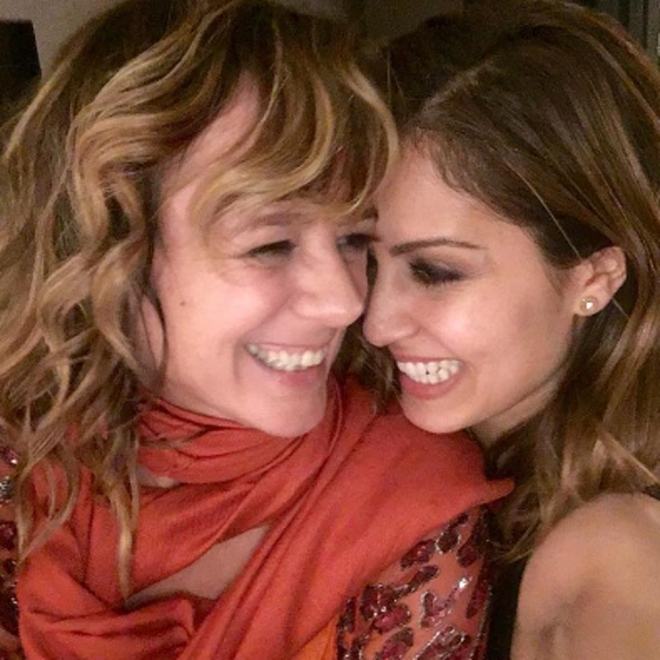 Hiba Abouk junto a Emma Suárez, la ganadora de la noche