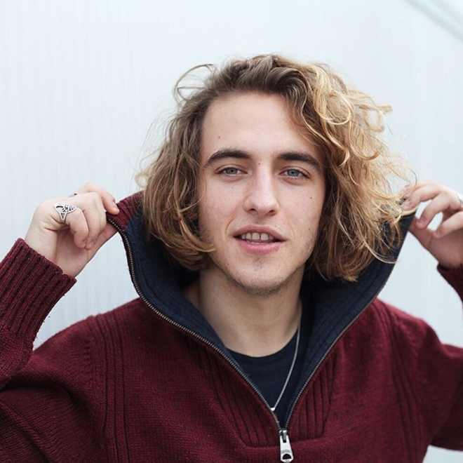 Manel Navarro, muy guapo