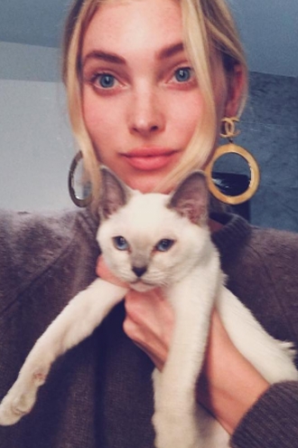 Famosas que adoran a sus gatos: Elsa Hosk