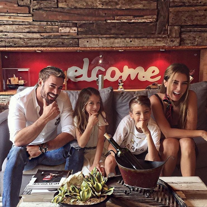 William y Elizabeth posan con sus hijos