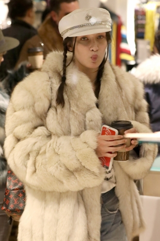 La gorra blanca de Bella Hadid para sus looks más informales