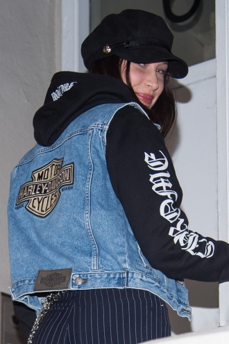 Otra gorra de Bella Hadid para estar cómoda y deportiva