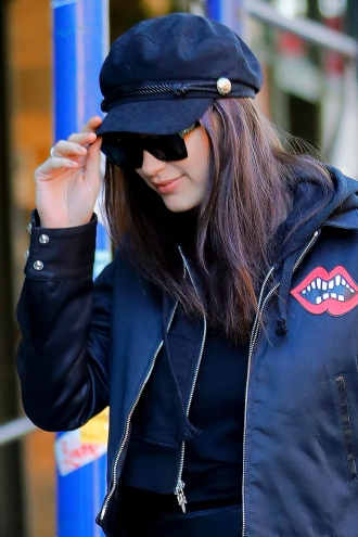 Gorra y gafas de sol, un estilismo único de Bella Hadid