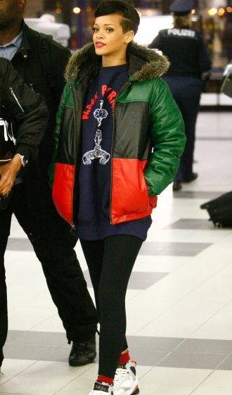 Famosas con leggins: Rihanna bajando del avión