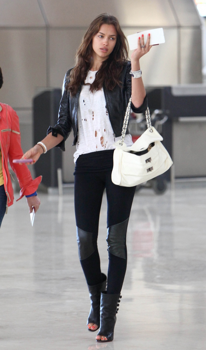 Famosas con leggins: Irina Shayk y sus mejores looks de aeropuerto