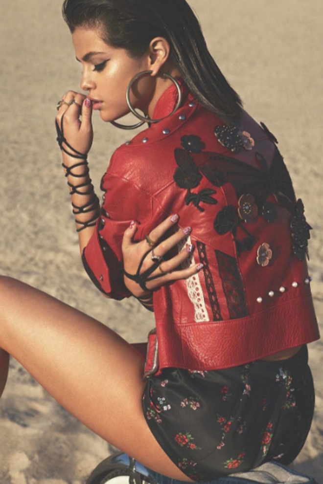 Así posa pensativa y guapa Selena Gomez