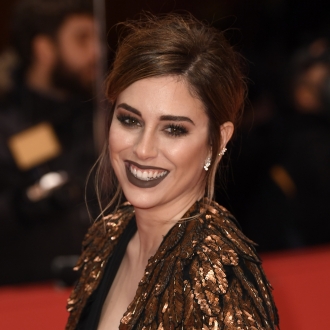 Peinados de Blanca Suárez: un recogido bajo con raya al lado