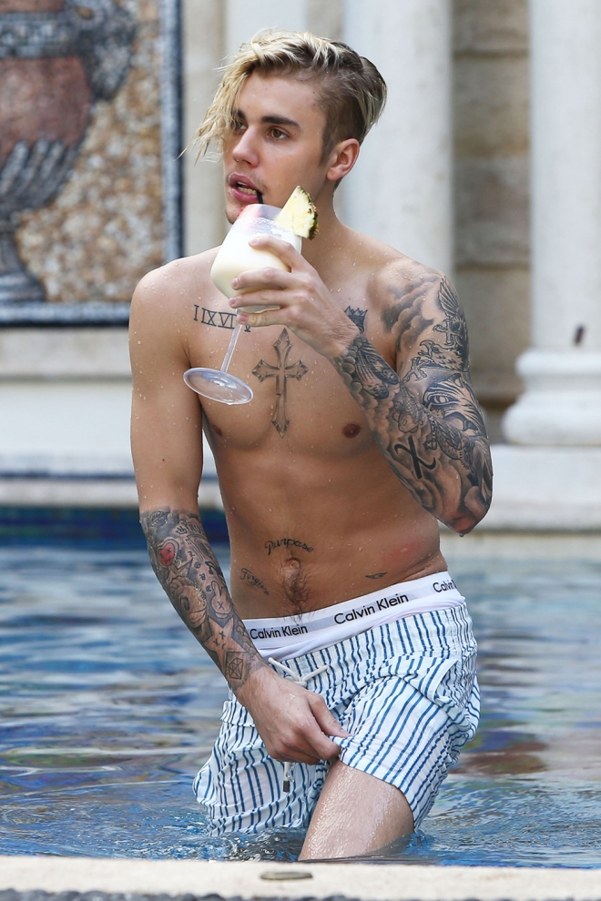 Justin Bieber, sexy con tatuajes