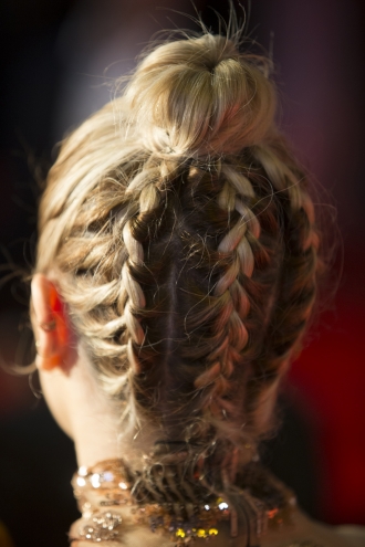 Peinados para tu graduación: trenzas de raíz con moño