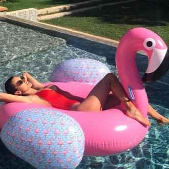 Alessandra Ambrosio, adicta al flotador flamenco rosa