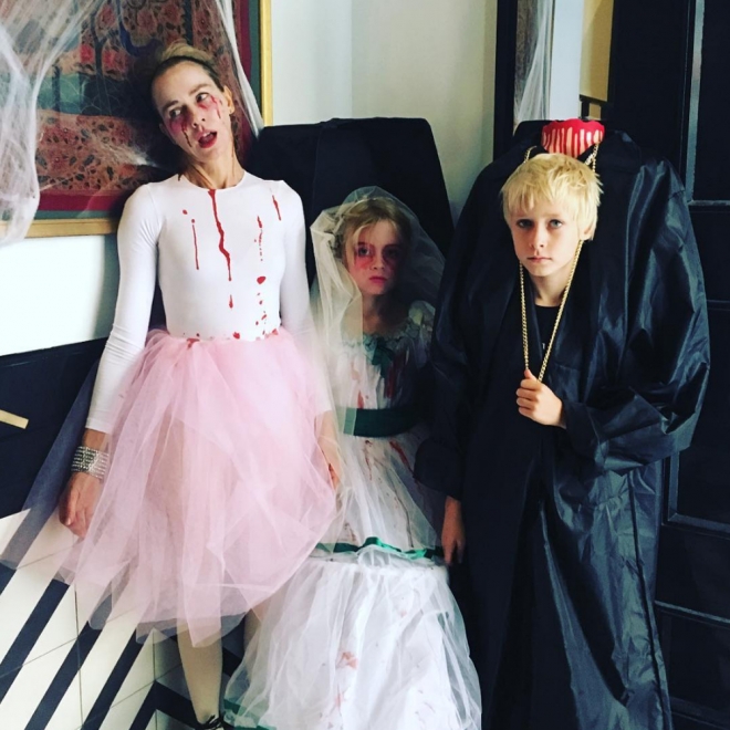 Naomi Watts disfruta de Halloween con toda la familia
