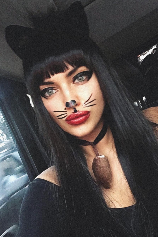 Irina Shayk se convierte en gato para Halloween