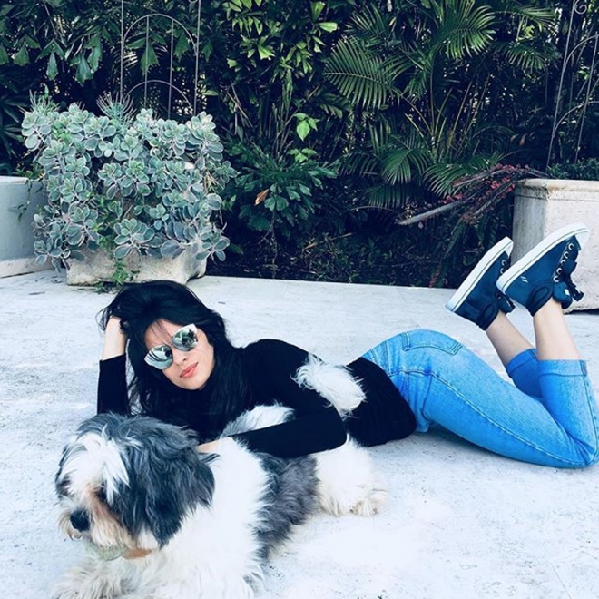 Camila Cabello muy cariñosa con su perrito Leo