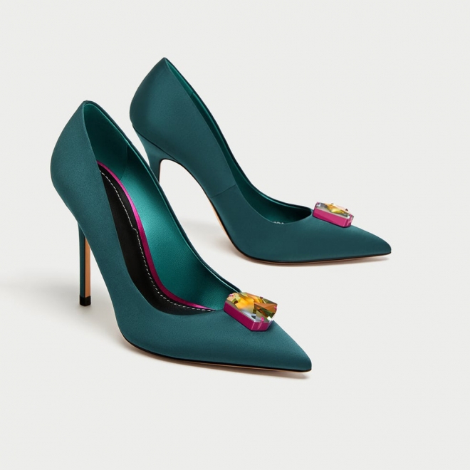 ZARA: Zapato con detalle de Swaroski