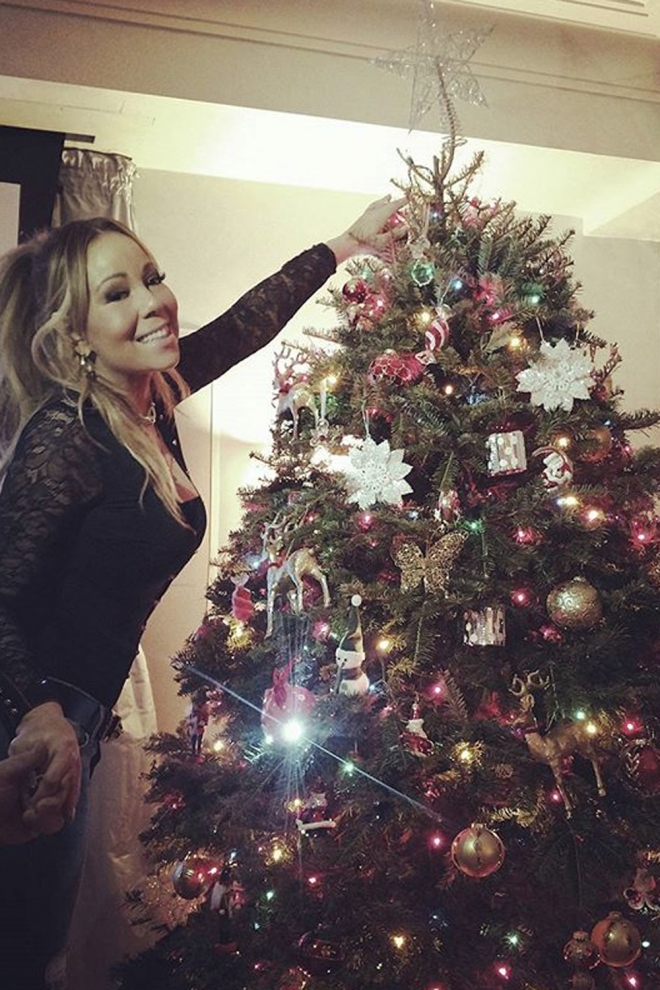 Mariah Carey prepara el árbol de Navidad