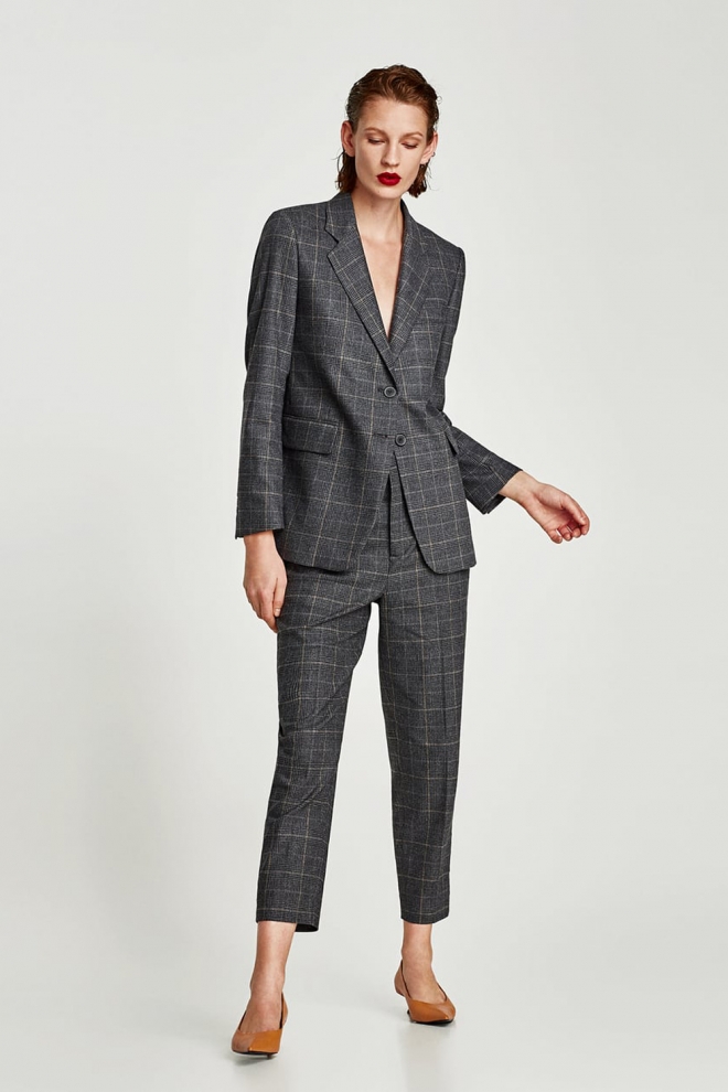 Traje de chaqueta y pantalón, look tradicional de ZARA para ir a la oficina en 2018