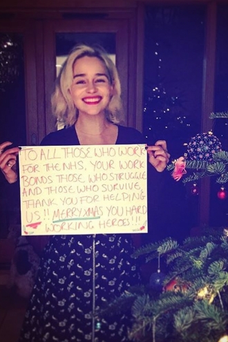 Emilia Clarke extiende su felicitación de Navidad