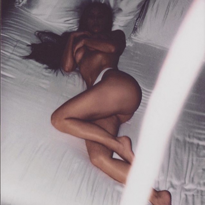 El actual voluntario Puerto marítimo Kim Kardashian, desnuda y sexy en la cama