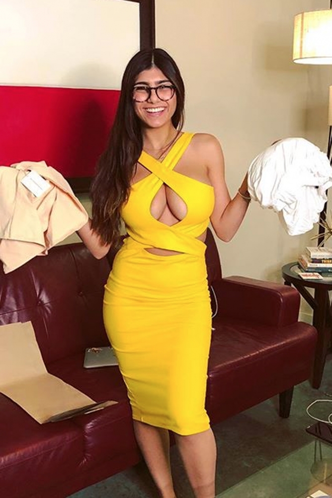Mia Khalifa sorprende en Instagram con un escotado vestido amarillo. 