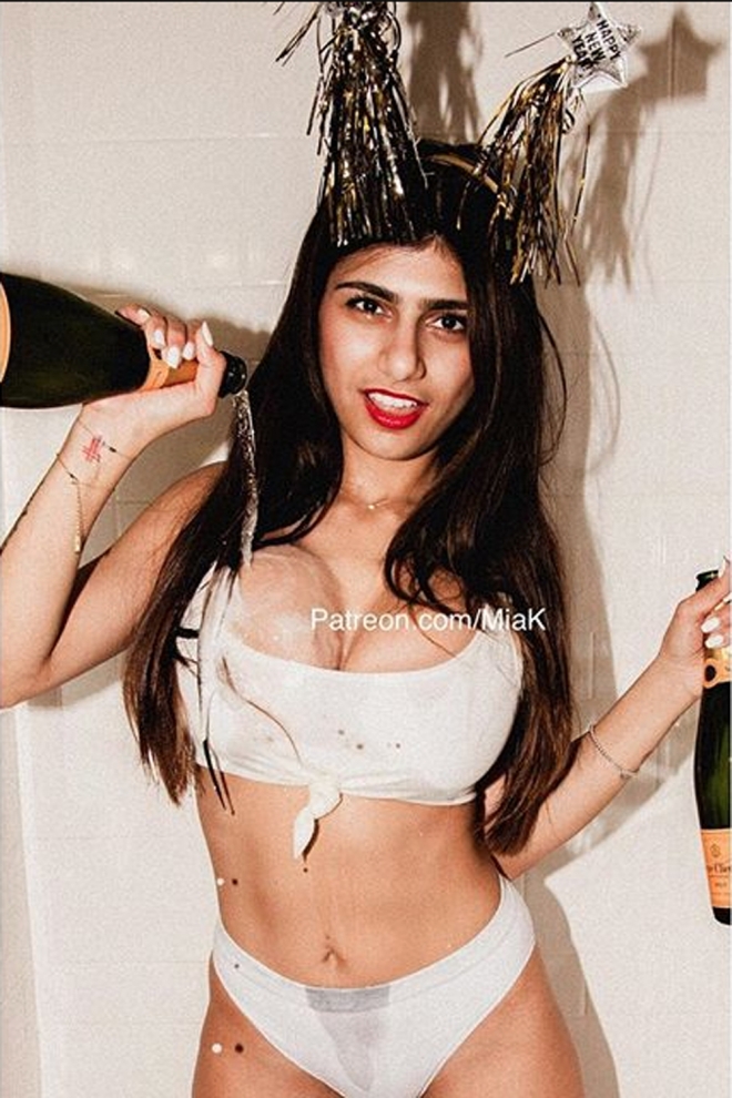 Mia Khalifa da la bienvenida al año nuevo en ropa interior