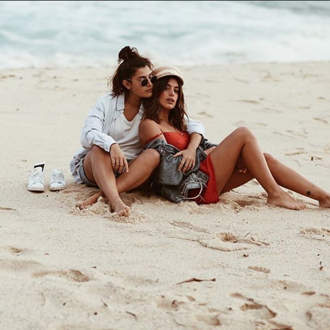 Aida Domenech y Alba Paul, en la playa juntas