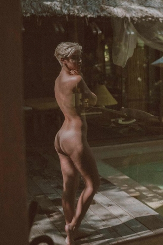 Laura Escanes muestra su culo en instagram