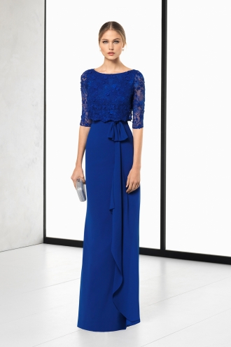 Elegante vestido de boda en azul klein