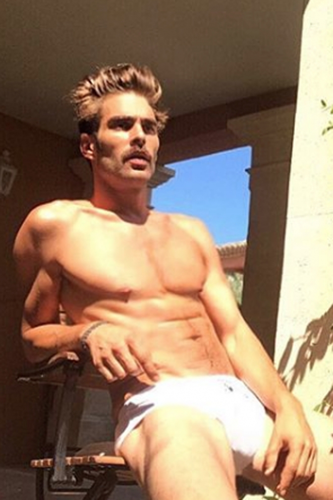 Jon Kortajarena, casi desnudo