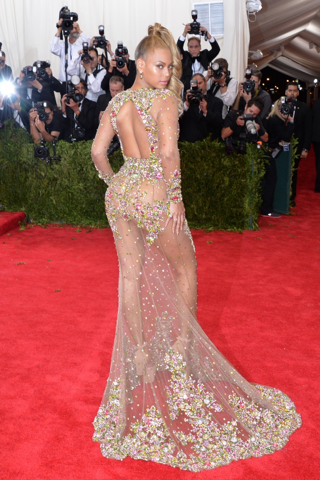 Beyoncé y su vestido de transparencias