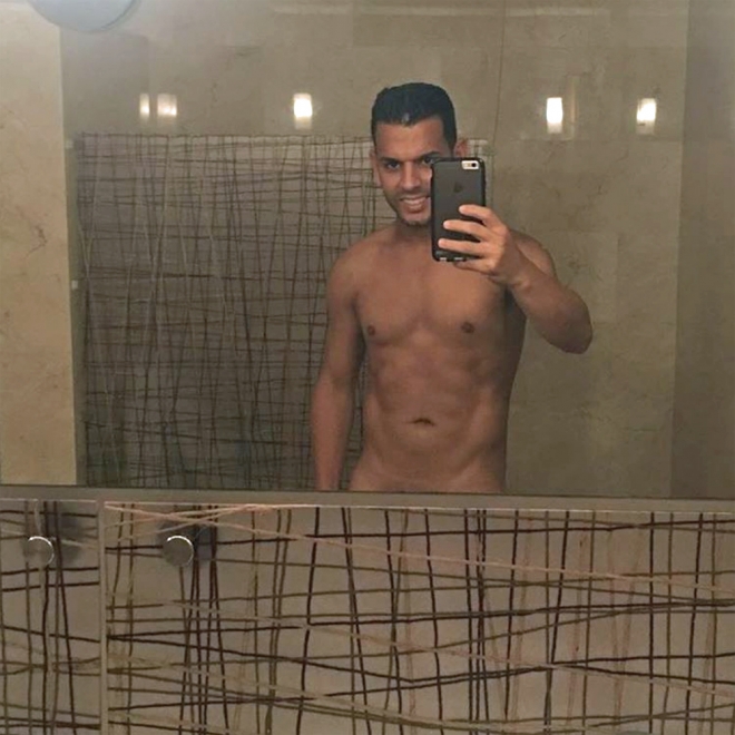 La foto de Tito El Bambino desnudo frente al espejo