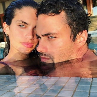 Sara Sampaio celebra San Valentín con una foto en la piscina