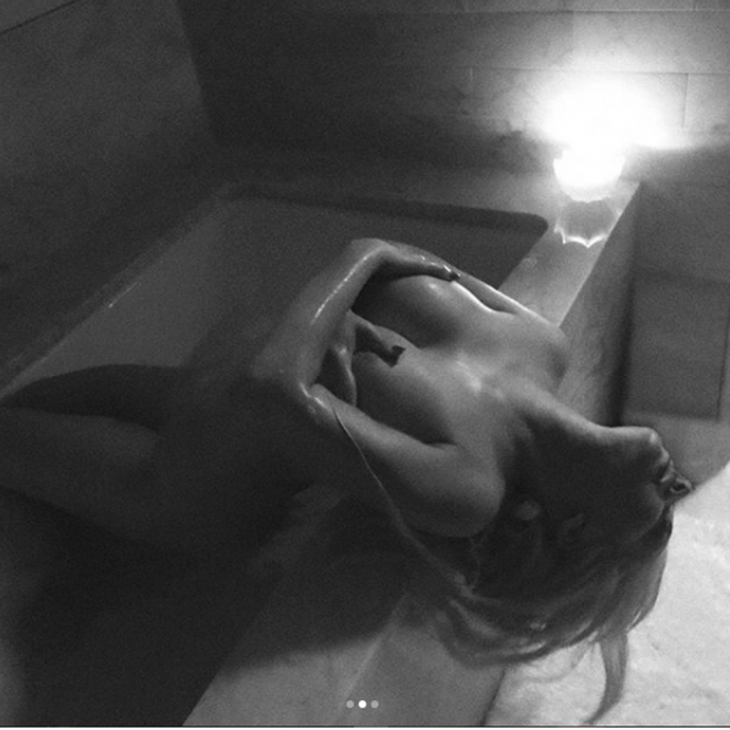 Cristina Aguilera posa sin ropa en la bañera